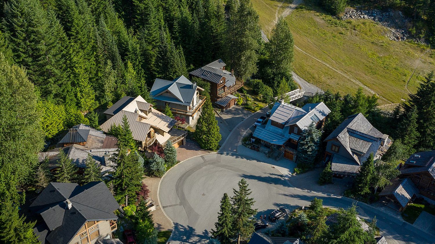 2566 Snowridge Crescent